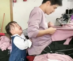 Xót xa tình cảnh vợ bỏ nhà đi, bố đơn thân mang theo con gái nhỏ 3 tuổi làm việc cật lực 14 tiếng/ngày
