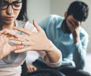 Ly hôn vì vợ quá mải mê chăm chó cưng