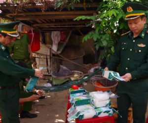 CLIP: Phát hiện hàng chục bánh nghi ma túy, nghĩ đường nên... pha nước nhấm thử