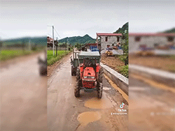 'Chao đảo' với pha lùi máy cày khiến nhiều người phát hoảng trên đường quê