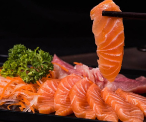 Chuyên gia dinh dưỡng chỉ nguy cơ tiềm ẩn trong đĩa sashimi hấp dẫn