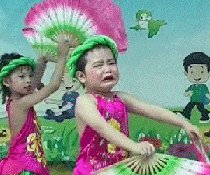 Cô nhóc khóc nức nở trên sân khấu nhưng vẫn hoàn thành hết bài múa khiến CĐM thốt lên: Quá đáng yêu!