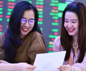 Dòng tiền đổ vào chứng khoán, nhiều ông chủ mở hầu bao
