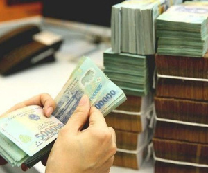 Có tiền tỷ lúc này nên mua đất hay gửi tiết kiệm?