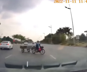 'Ninja' kéo xe lôi sang đường khiến hàng loạt phương tiện phanh 'dúi dụi'
