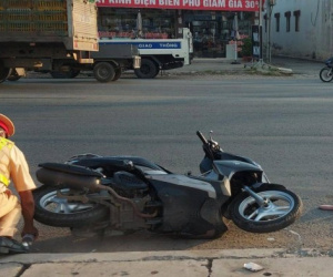 Va chạm với xe tải, người phụ nữ mang thai 6 tháng nguy kịch
