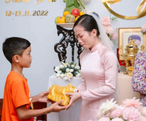 Em trai đem ống heo tiết kiệm lên tặng đám cưới khiến chị gái bật khóc, quyết định sau đó của người chị được khen ngợi