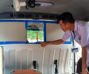 Người nhà đập vỡ kính xe cứu thương, chửi bới tài xế và điều dưỡng
