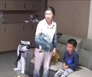 Thấy con trai mê mải xem TV không chịu học, mẹ phạt 1 lần mà con nhớ cả đời