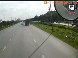 Clip: Phẫn nộ với cách đi xe của tài xế xe tải, dân mạng lo lắng cho sức khỏe hai người đi xe máy