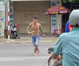 Kinh hoàng xem cảnh người dân cùng lực lượng chức năng truy đuổi thanh niên nghi ngáo đá