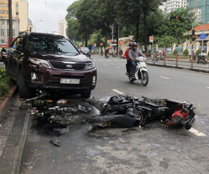 Ôtô từ sau lao tới tông trọng thương đôi nam nữ trên xe máy
