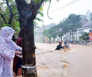 Căng dây giải cứu người đàn ông mắc kẹt giữa dòng nước dữ