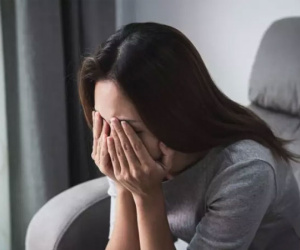 Đêm tân hôn mở tủ cất đồ, vợ suýt ngất khi đứa bé lấp ló bên trong