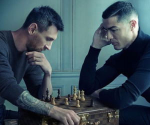 Bức ảnh thế kỷ Ronaldo chơi cờ với Messi trước World Cup, chi tiết bí ẩn gây tò mò