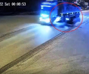 CLIP: Xe máy lao như tên bắn vào xe tải, 2 thanh niên tử vong