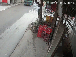Clip: Cái kết của thanh niên gặp tai nạn chui gầm xe tải khiến người đi đường bất ngờ