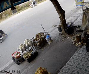 Clip: Bi hài thanh niên bị tông lộn vài vòng mới đội mũ bảo hiểm