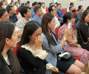 Vụ hàng trăm học sinh trường iSchool Nha Trang nhập viện: Phụ huynh không cầm được nước mắt