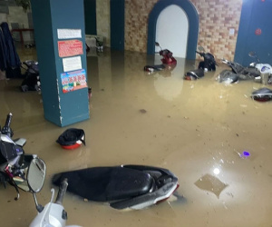 Nhiều hộ dân bị cô lập vì trận mưa lớn kéo dài, gây sạt lở đường ở Quy Nhơn