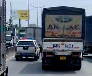 Đi vào làn dừng khẩn cấp còn 'vờn' CSGT
