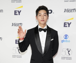 Thảm đỏ Emmy 2022: Song Joong Ki quá bảnh, Bi Rain - Im Si Wan lấn át dàn sao thế giới vì màn đọ chiều cao hài hước