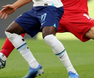 Lý do cầu thủ Anh đi tất thủng lỗ chỗ khi thi đấu ở World Cup