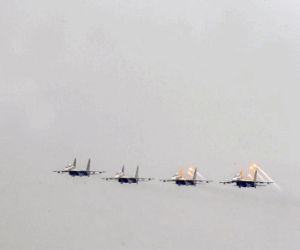 'Hổ mang chúa' Su-30MK2 thả pháo sáng trên bầu trời thủ đô