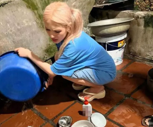 Xoài Non mặc xuề xòa tóc rối bời, nhăn nhó ngồi rửa đống bát