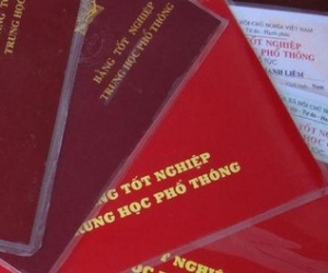 Hi hữu: Bộ GD-ĐT cấp trùng phôi, 9 người bị Hà Nội thu hồi bằng THPT