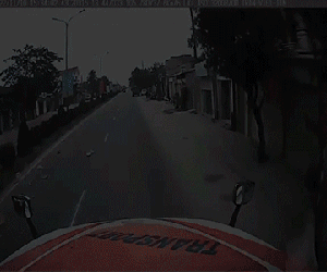 Video: Mắc sai lầm 'điền vào chỗ trống' trước đầu xe tải, ô tô bị tông lật 'phơi bụng'