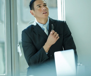 Bất ngờ gặp lại sếp cũ, tôi lặng người khi thấy anh mặc bộ đồ bảo vệ