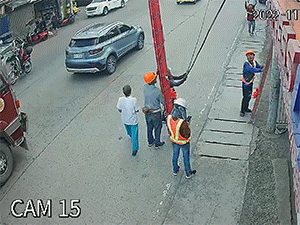 Video: Công nhân cứu kịp thời người phụ nữ sau khi xô người này ngã xuống gầm xe tải