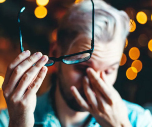 Lý do người đàn ông đột ngột không nhìn thấy gì sau bữa ăn thịnh soạn