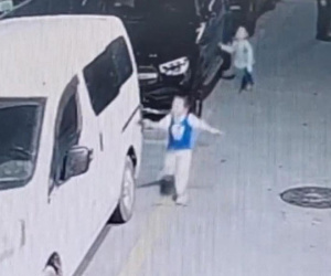 Con trai nghịch ngợm làm xước xe sang của hàng xóm, bố không mắng mỏ mà có hành động đáng học hỏi