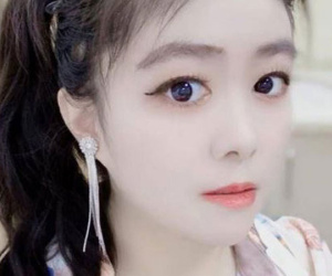 Bố mẹ đặt tên quá lạ, cô gái đi đâu cũng phải mang chứng minh thư để xác nhận không nói đùa