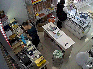 Clip: Máy tính bảng bất ngờ thổi lửa khiến thợ sửa chữa suýt bỏng khuôn mặt