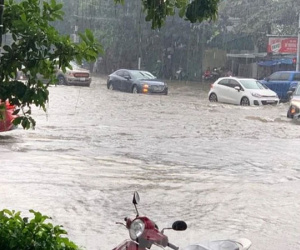 Mưa trắng trời, nhiều tuyến đường ở thành phố Vinh thành sông