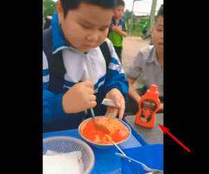 Tưởng cậu bé đang ăn bát cháo, người đi đường 'tá hỏa' khi nhận ra món đứa trẻ ăn nhờ lọ gia vị bên cạnh