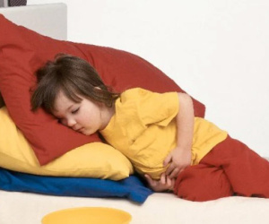 Trẻ bị ngộ độc thức ăn, dấu hiệu phụ huynh phải đưa ngay tới bệnh viện