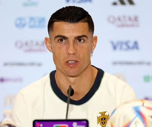 Ronaldo họp báo chỉ 132 giây, bỏ về khi nhắc tới MU