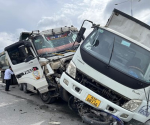 Xe ben ủi xe tải văng vào chốt đèn đỏ, nhiều người vứt xe thoát chết trong gang tấc
