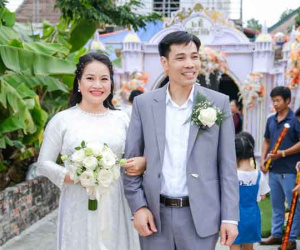 Mẹ lấy chồng mới, con trai 20 tuổi xung phong chụp ảnh cưới
