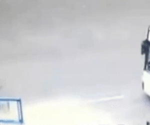 Video: Phanh gấp, nam thanh niên lao đầu vào gầm xe buýt