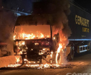 Xe container chở giấy cuộn cháy ngùn ngụt trên quốc lộ 1 đoạn qua TP.Thủ Đức