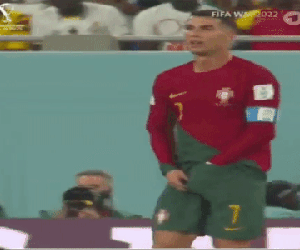 Hoang mang cảnh Ronaldo móc đồ từ quần lót rồi bỏ vào mồm ăn ngon lành giữa trận