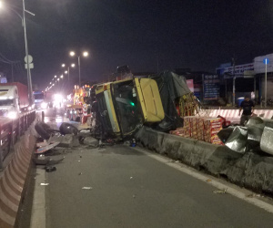Xe tải lật trên quốc lộ 1, hàng trăm thùng bia đổ ra đường