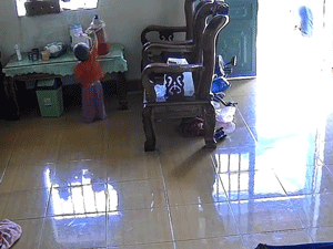 Phút bất cẩn của người cha và khoảnh khắc đau lòng cho bé trai bên chiếc phích