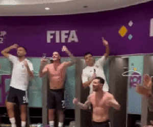 Đột nhập phòng thay đồ, xem Messi và đồng đội ăn mừng như vô địch sau trận thắng Mexico
