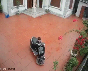 Dân mạng trầm trồ trước màn 'drift' xe của bé trai nhưng cũng chỉ ra mối nguy hiểm mà nhiều gia đình chủ quan mắc phải